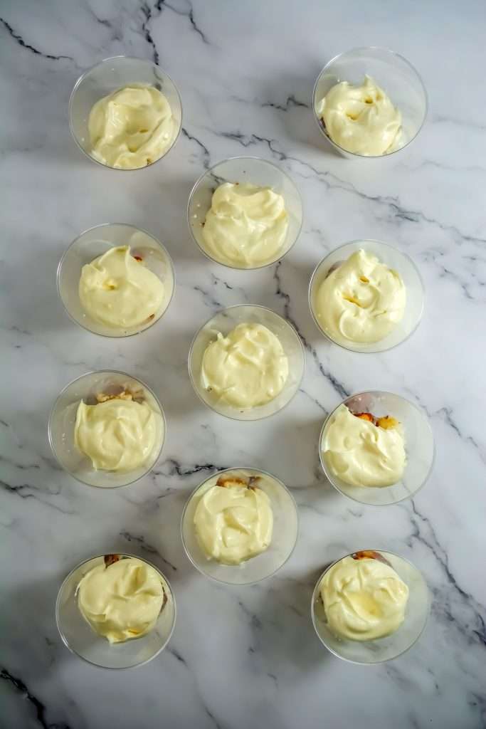 Cover with a layer of fluffy cream