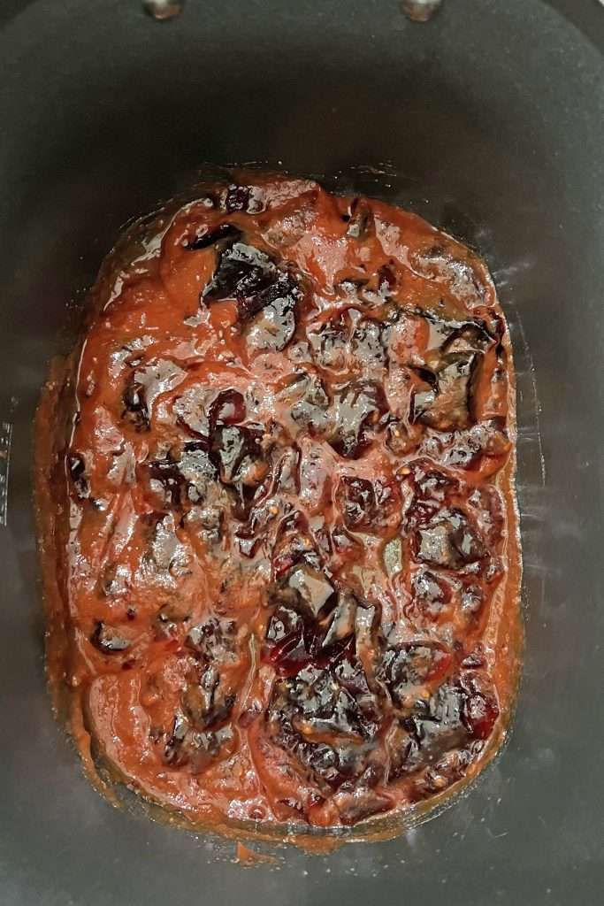 Combine grape jelly and chili sauce in crockpot. Stir.