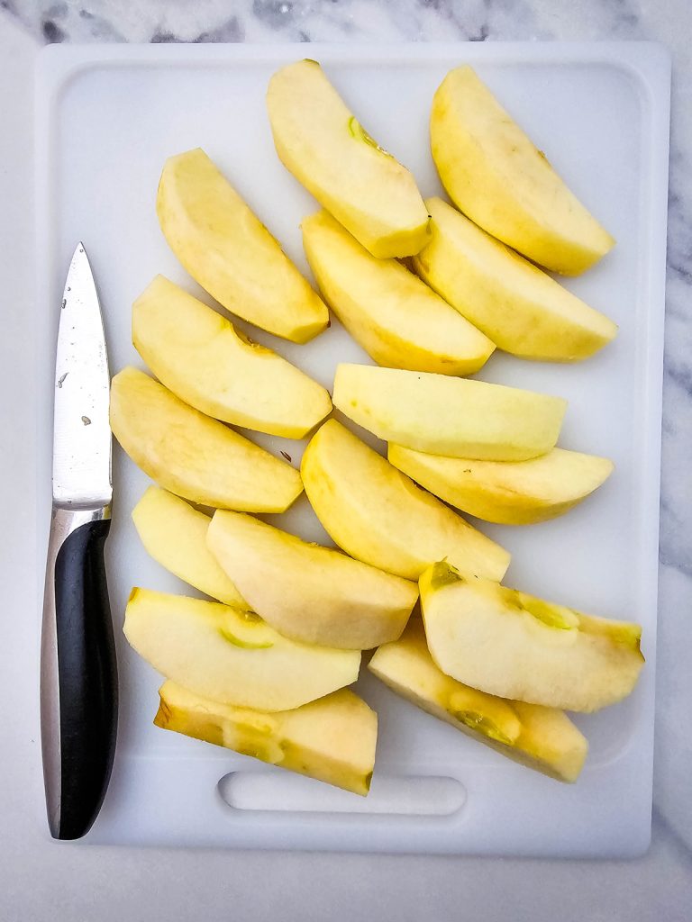 Peel and core the apples. Then cut into wedges.