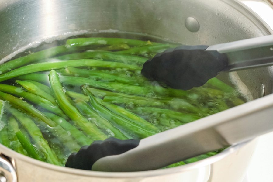 Blanching green beans in a large pot