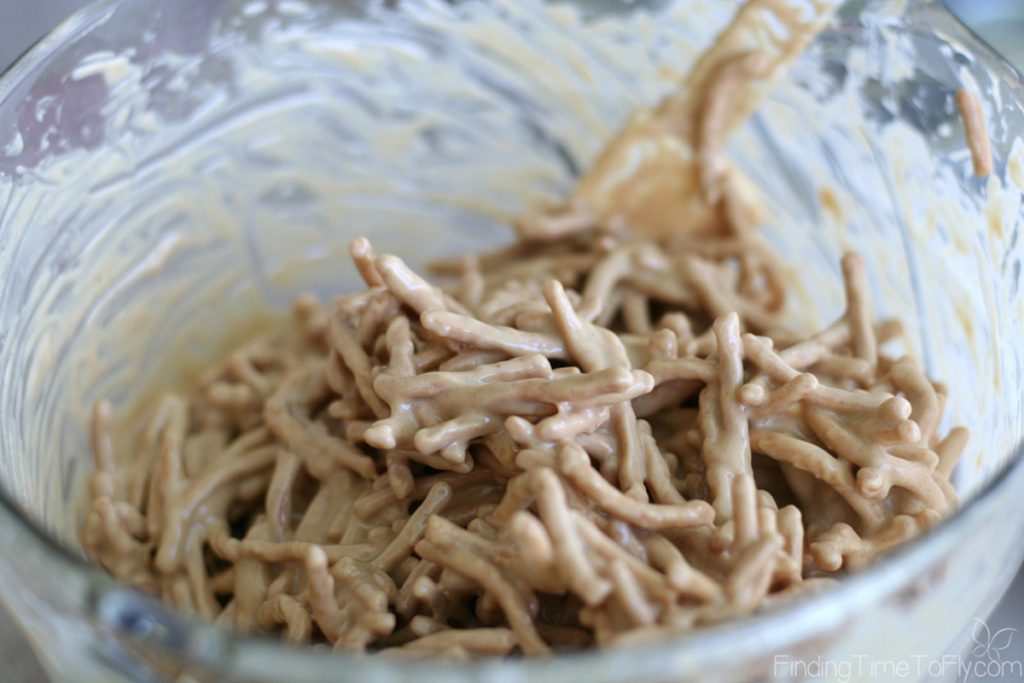 Fold in the chow mein noodles.